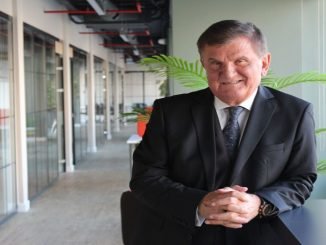 Azmi Saribay Sehirden koye degil sahile goc donemi