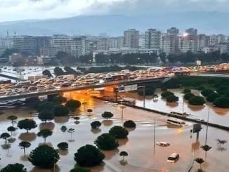Izmir sel vurdu