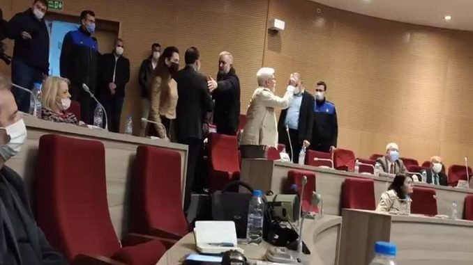 Gaziemir Belediye Baskani Arda Kendi Meclis Uyesini Meclisten Kovdu Gaziemir Belediye Baskani Arda Kendi Meclis Uyesini Meclisten Kovdu